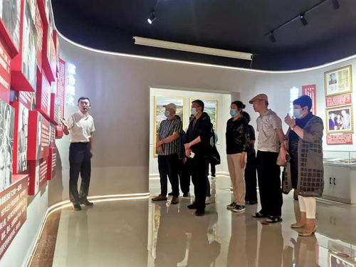 阜新市細河區(qū)文聯(lián)組織廣大文藝愛好者開展書畫交流和警示教育活動